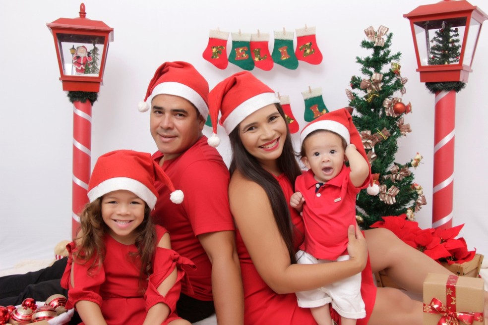 Estefany Leticia e a família no último ensaio do fotográfico de Natal que fez com a família — Foto: Estefany Leticia/Arquivo pessoal