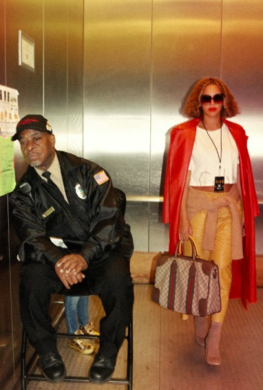 O elevador foi uma das outras locaçōes escolhidas pelo casal (Foto: Reproduçāo Beyoncé.com)
