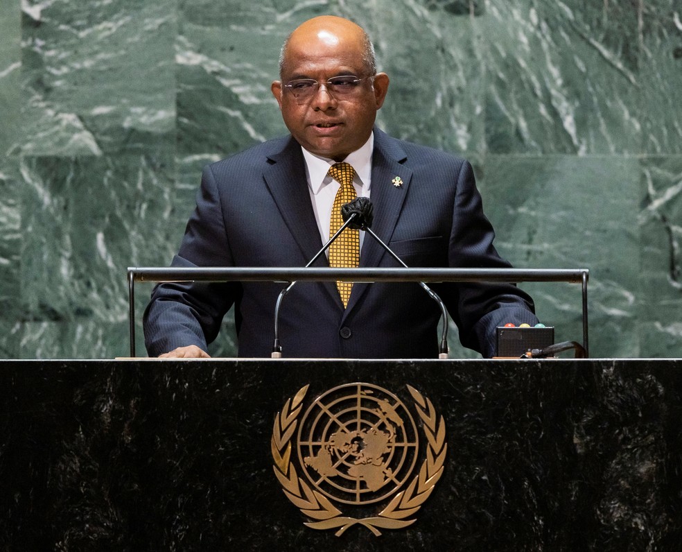 Abdulla Shahid, presidente da Assembleia Geral da ONU de 2021, durante discurso em 22 de setembro. Ele é de Maldivas, um dos países em risco de desaparecimento caso se confirme o aumento no nível do mar com o aquecimento global — Foto: Justin Lane/Pool via Reuters