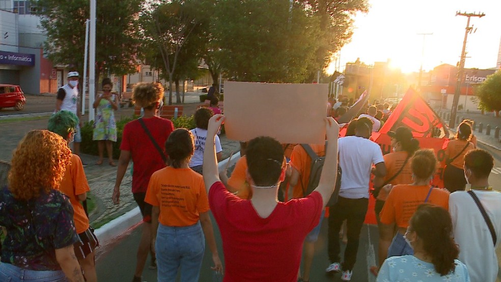 Manifestação em Teresina contra o racismo e o governo Bolsonaro — Foto: TV Clube