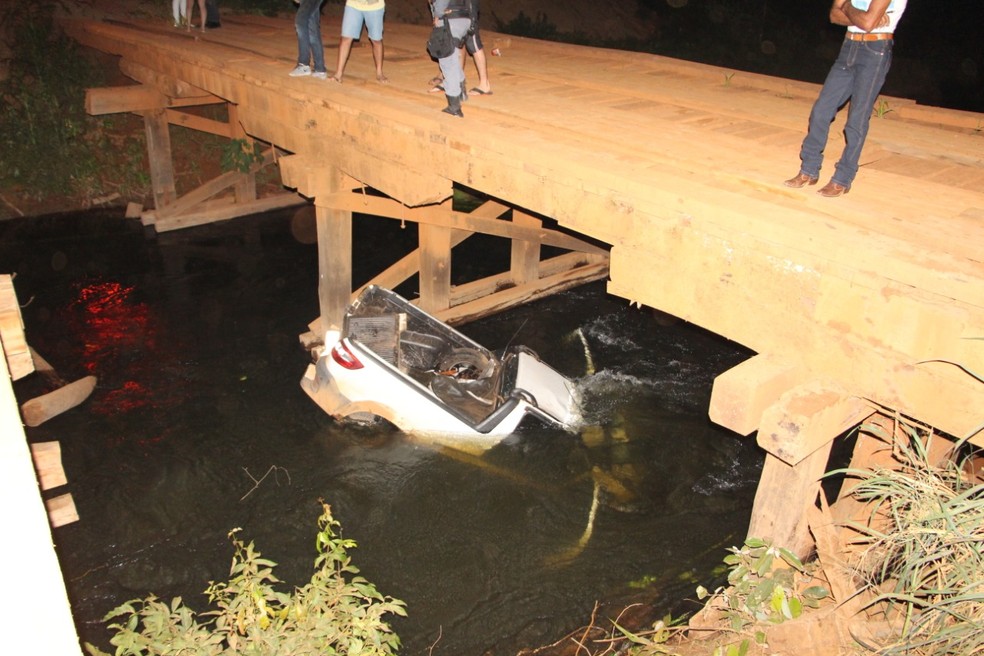 Caminhonete caiu da ponte da MT-242 no Rio Ferro, zona rural de Nova Ubiratã — Foto: Ubiratã 24 horas