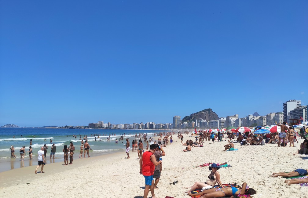 Praia de Copacabana neste domingo (15) — Foto: G1 Rio
