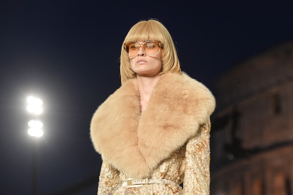 Modelo italiana desfila com casaco de pele da marca italiana Fendi, que segue usando este material — Foto: Tiziana Fabi/AFP/Arquivo