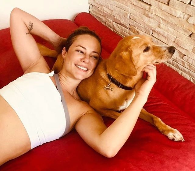 Paolla Oliveira com o cachorro (Foto: Reprodução/Instagram)