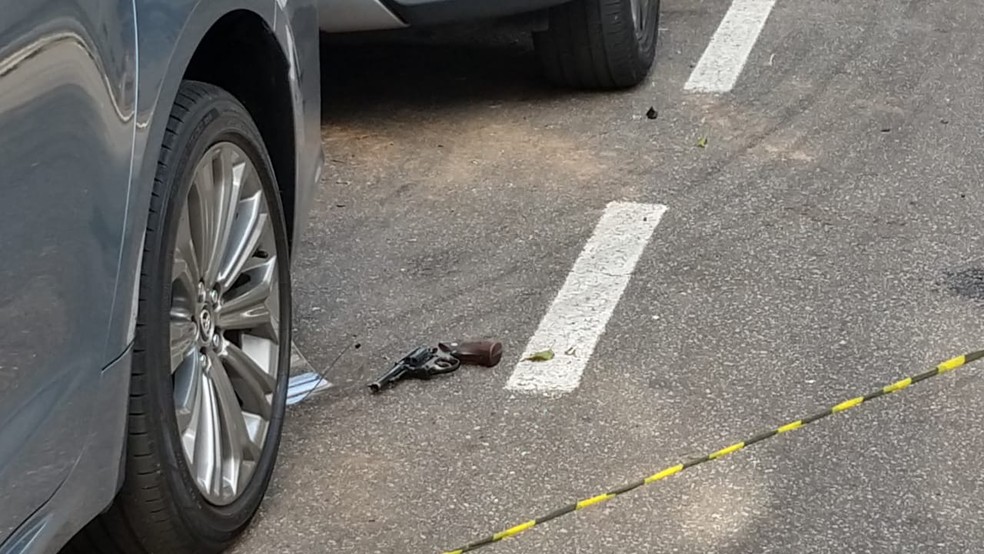 Revólver na rua em que houve tiroteio neste domingo — Foto: Lucas Siqueira/TV Globo