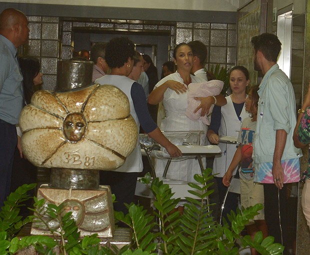 Ivete Sangalo deixa hospital Foto Francisco CepedaAgNews