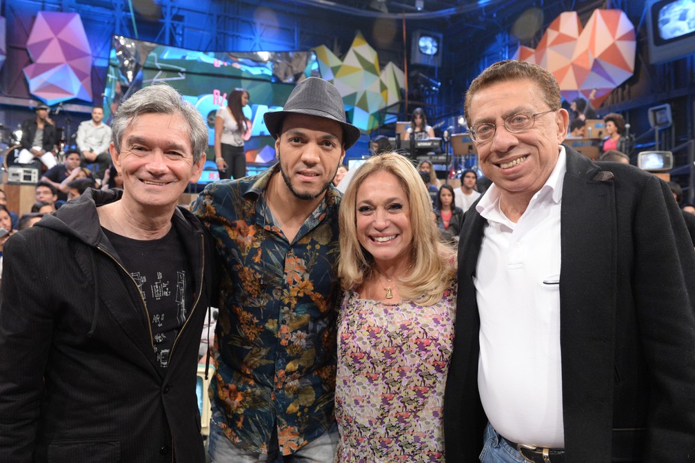 Paulo Silvino posa com Serginho Groisman, Belo e Suzana Vieira durante gravação do programa Altas Horas em julho de 2014 (Foto: Zé Paulo Cardeal/Globo)