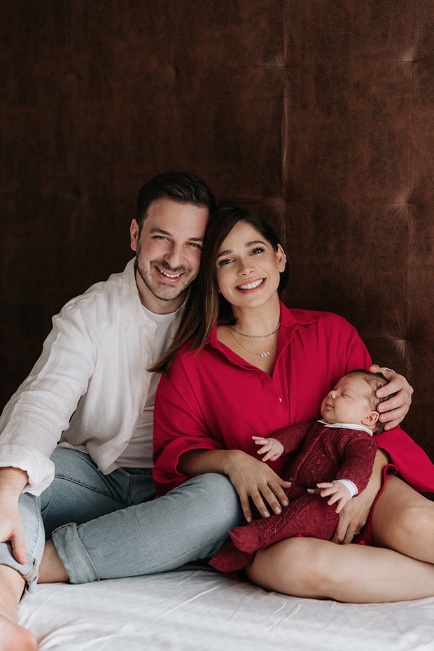 Sabrina Petraglia e o marido, Ramón Velázquez, comemoram a chegada do terceiro filho, Léo (Foto: Babuska)