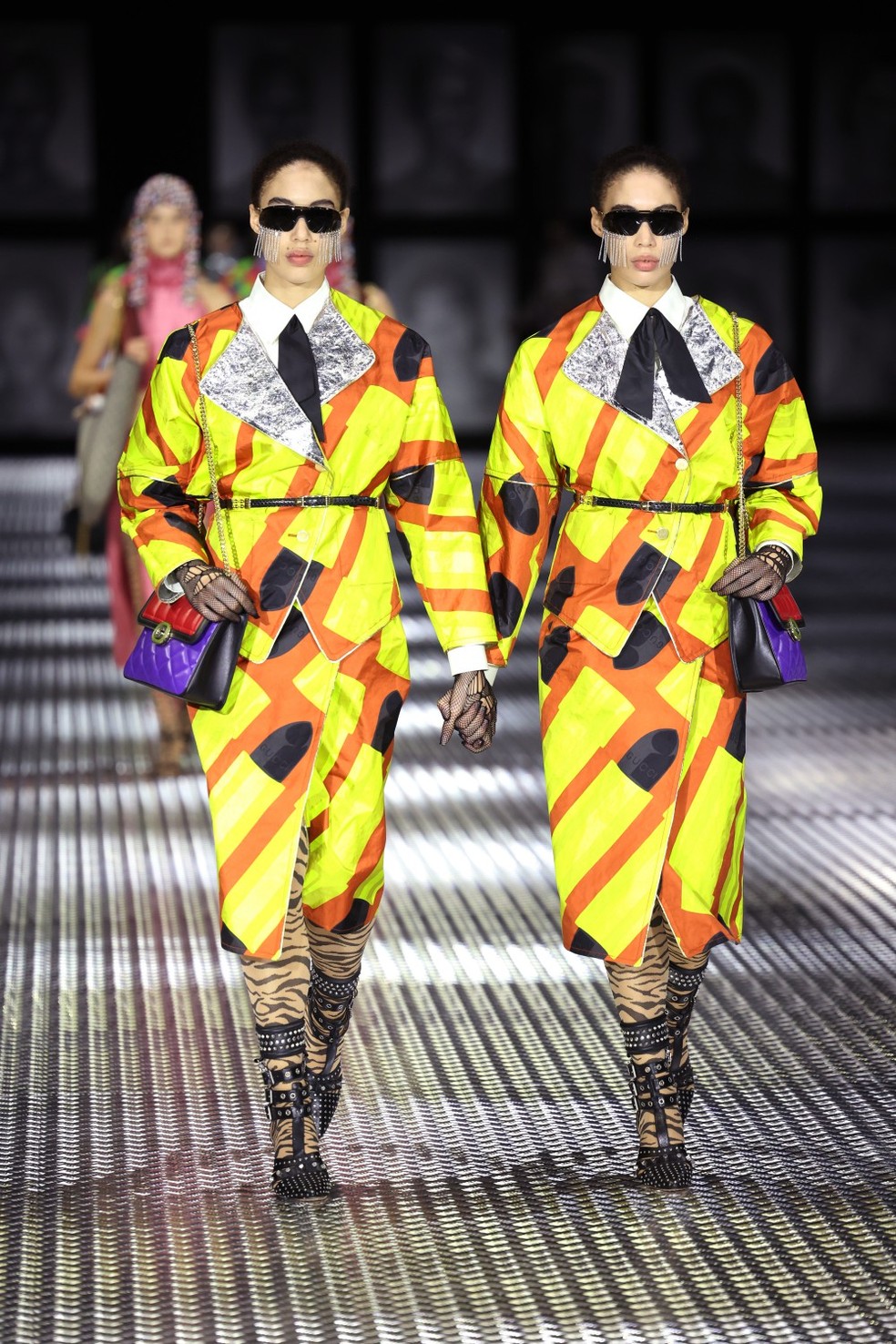 Gêmeas desfilam na Gucci — Foto: Getty Images