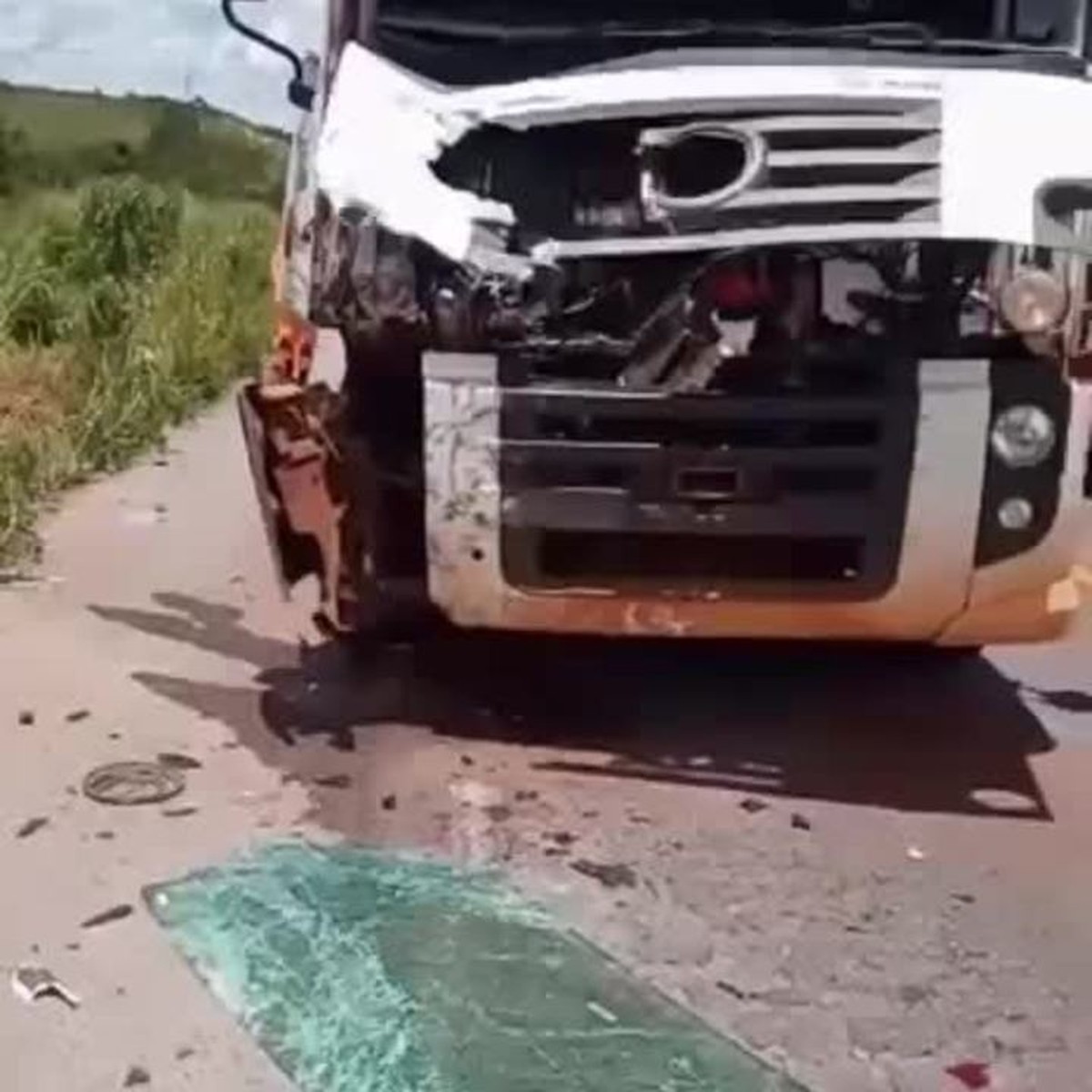 VÍDEO: motorista fica ferido após carro bater em caminhão e capotar na BR-365 em Patos de Minas
