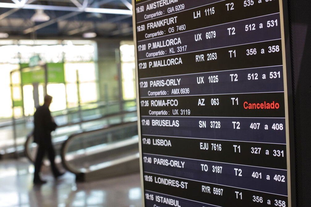 Painel de voos do aeroporto internacional de Madri-Barajas nesta quarta-feira (11) mostra voo para Roma cancelado. — Foto: Bernat Armangue/AP
