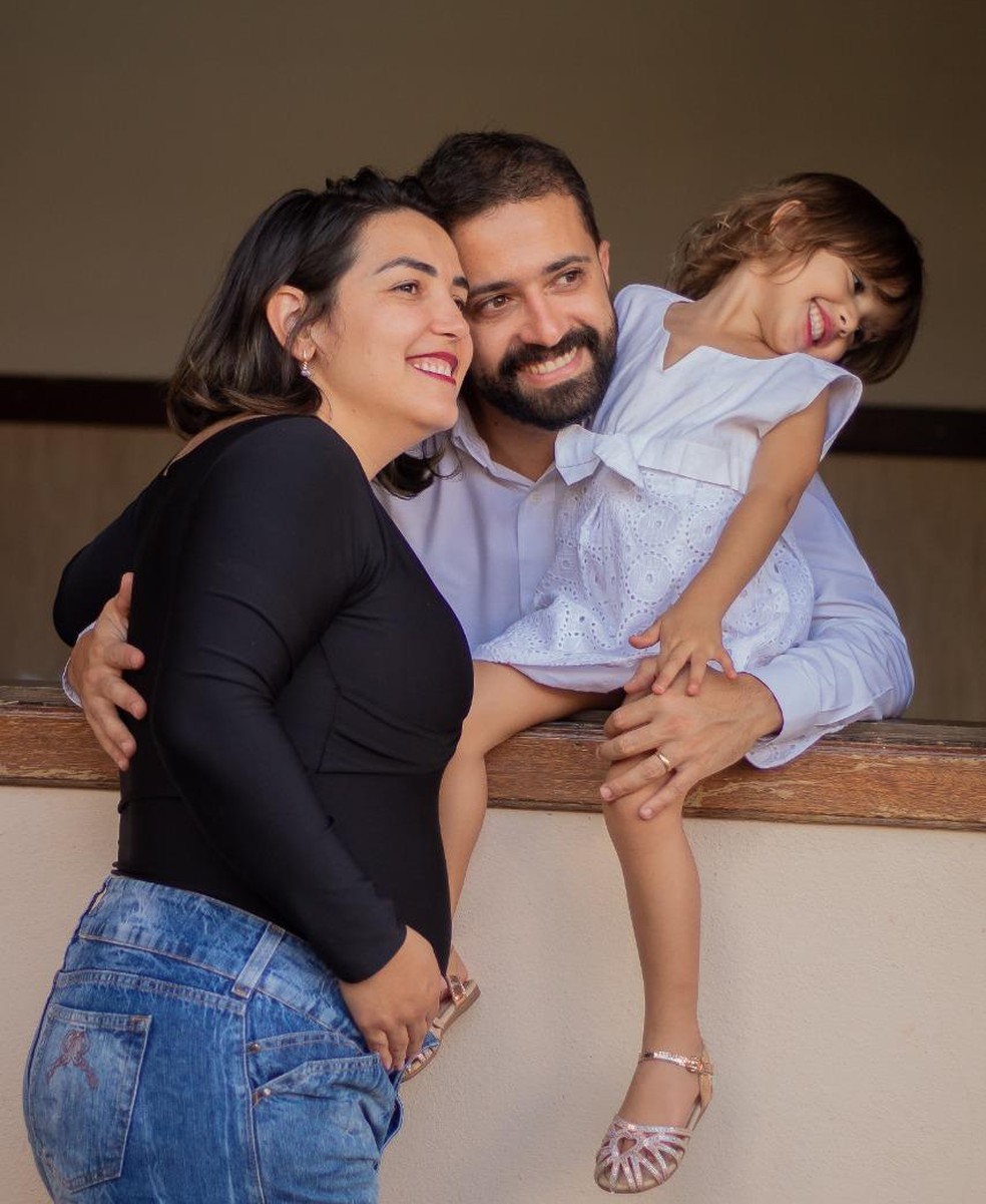 Gabriela com Frederico, seu esposo, e Pietra, filha do casal  — Foto: Michelle Oliveira/Arquivo pessoal 