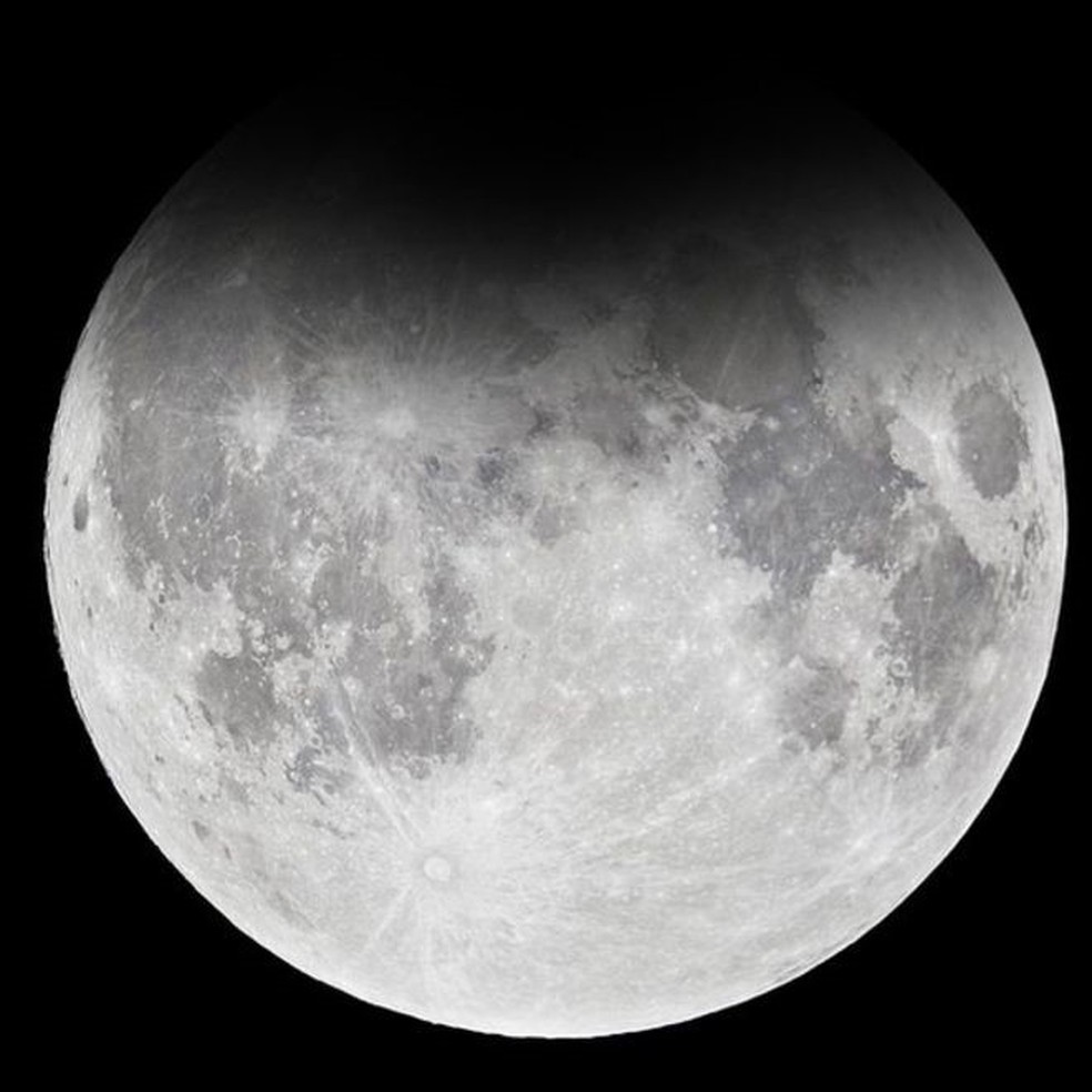 O eclipse lunar penumbral deixa a Lua cheia menos brilhante, como se houvesse um véu diante dela (Foto: NASA)