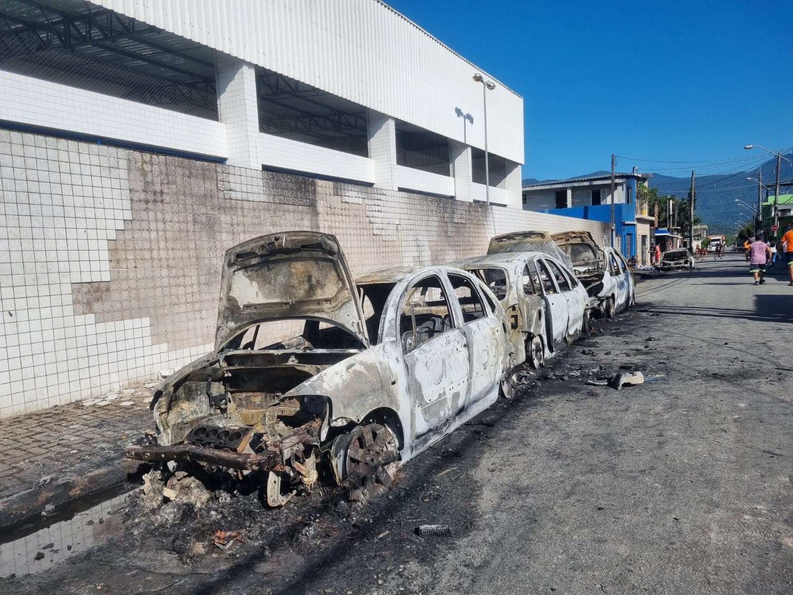 Vazamento de combustível em galeria pluvial provoca explosões em série, fogo se alastra por ruas e causa destruição no litoral de SP; VÍDEO