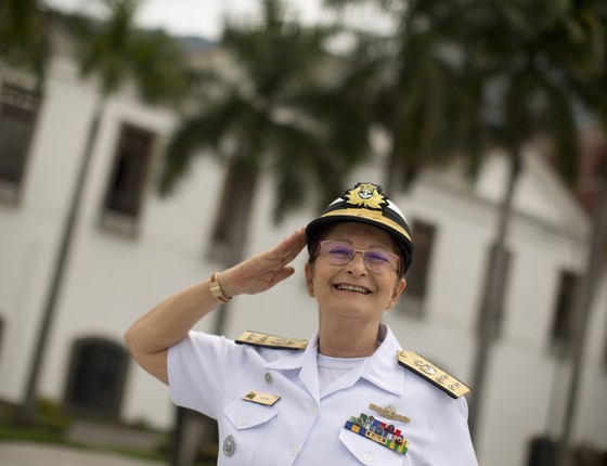 A contra-almirante Dalva Maria Carvalho Mendes em frente ao 1Âº Distrito Naval, na PraÃ§a MauÃ¡, Rio de Janeiro (Foto: MÃ¡rcia Foletto / AgÃªncia O Globo)