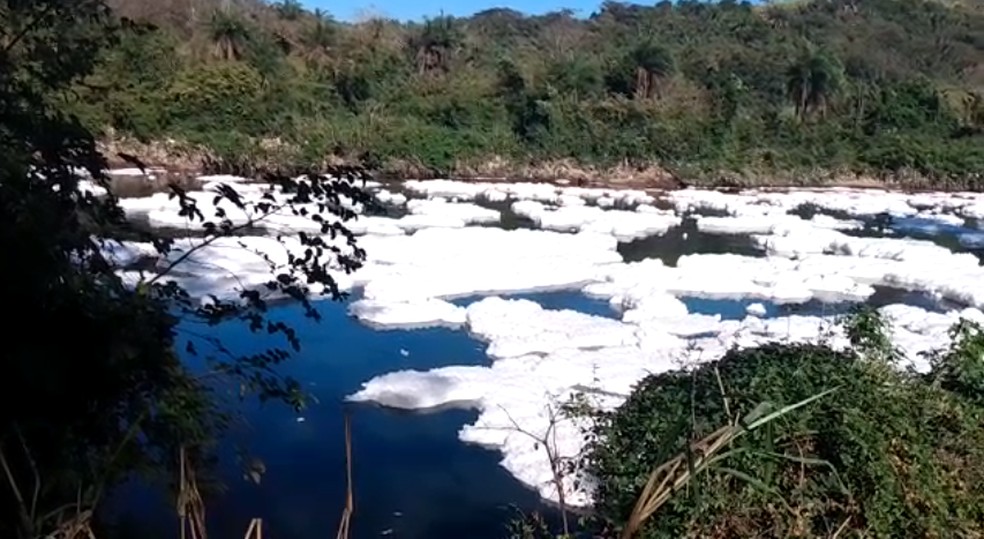 Rio Tiet&ecirc; volta a ficar coberto de espuma em Salto &mdash; Foto: Marcos Pinguim/TV TEM