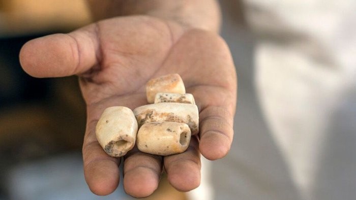 "Miçangas" encontradas no assentamento do neolítico  (Foto: Israel Antiquities Authority)