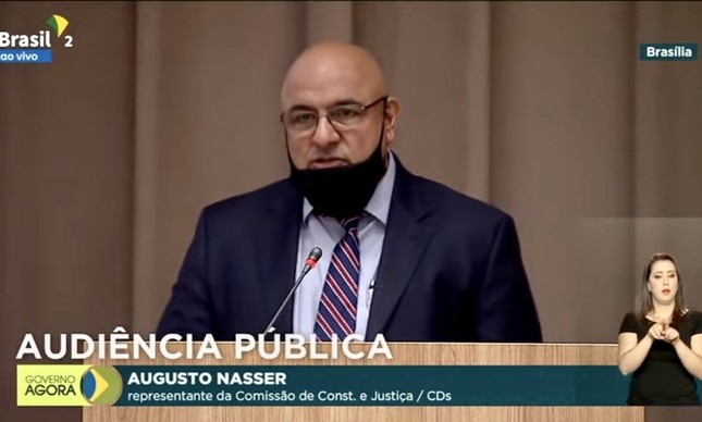 Com máscara no queixo, Augusto Nasser critica vacinas na TV Brasil