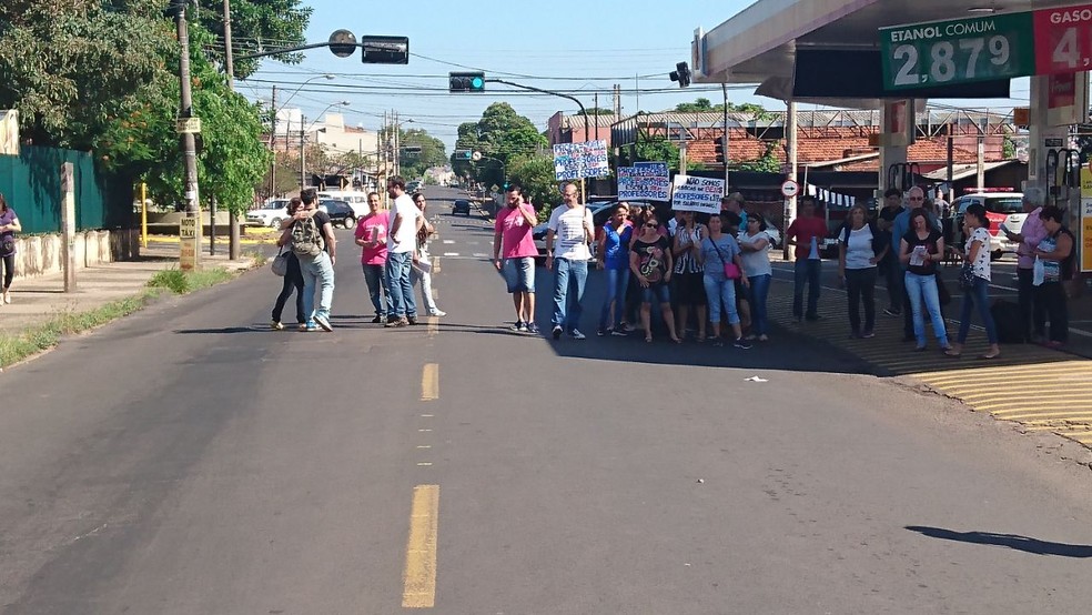 Dois sentidos da rua chegaram a ficar bloqueados durante o ato em Bauru (Foto: Alan Schneider / TV TEM )