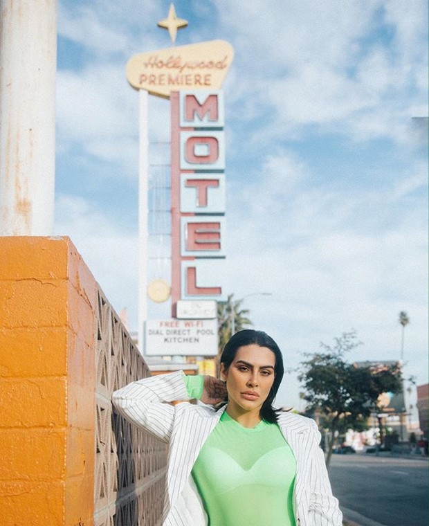 Cleo Pires posta foto em que posa em frente a motel (Foto: Reprodução / Instagram)