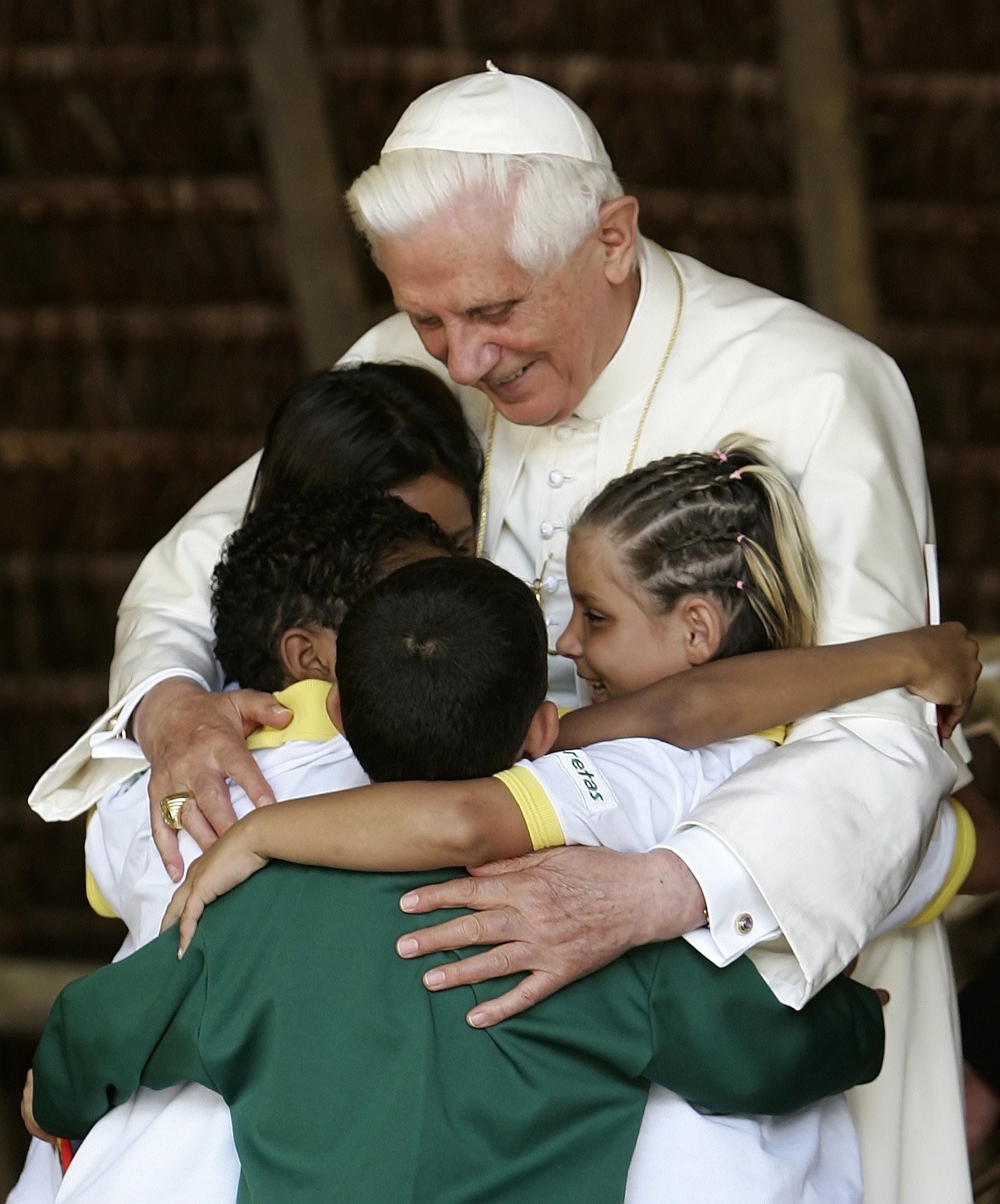 Papa Bento XVI abraça crianças durante visita ao centro de reabilitação de dependentes químicos Fazenda Esperança, em Guaratinguetá, perto do santuário de Aparecida, no estado de São Paulo — Foto: Arquivo/Reprodução