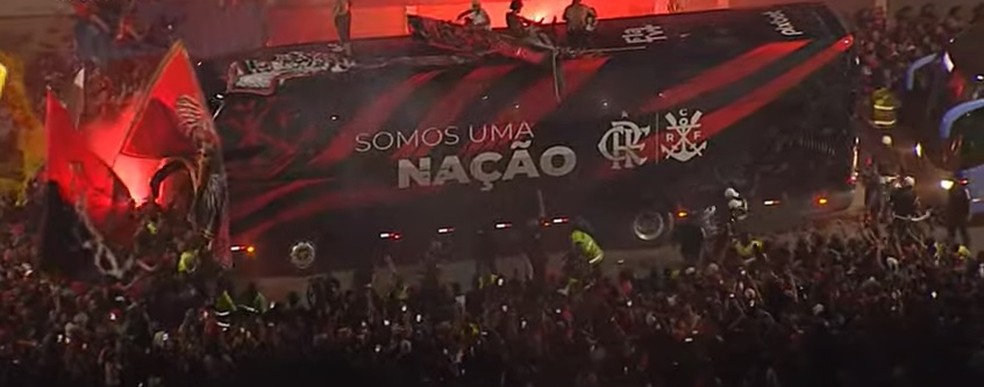 Multid&atilde;o acompanha a chegada do Flamengo ao aeroporto &mdash; Foto: Reprodu&ccedil;&atilde;o FlaTV