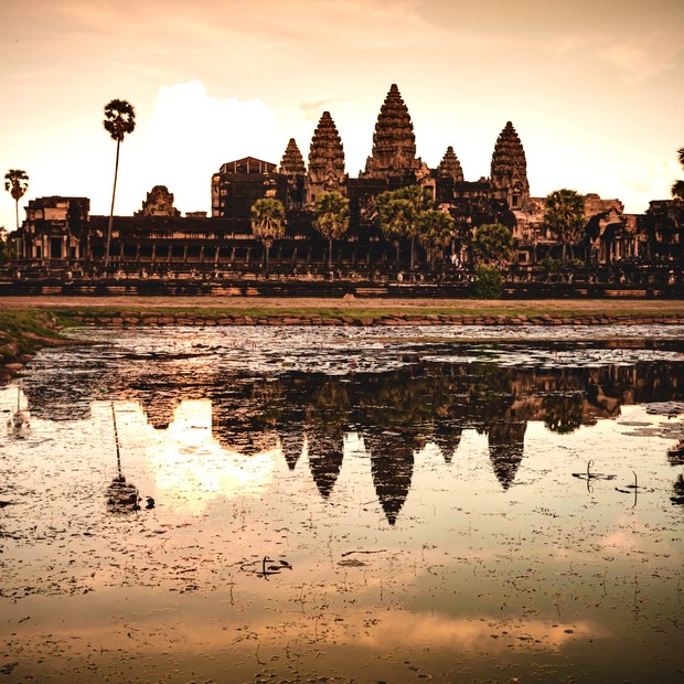 Scenic View of Angkor Wat against Sky During Sunset, Angkor Wat, located in Siem Reap, Cambodia, is the world's largest religious monument and an iconic symbol of the country. It became a Buddhist temple toward the end of the 12th century despite the orig (Foto: Getty Images)