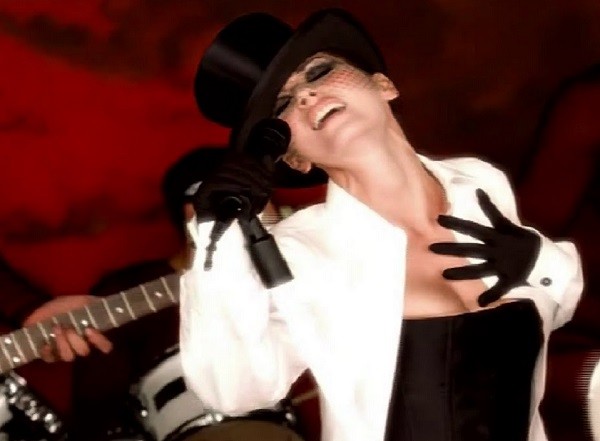 A cantora Shania Twain no clipe sexy de Man! I Feel Like A Woman, lançado em 1999 (Foto: Reprodução)