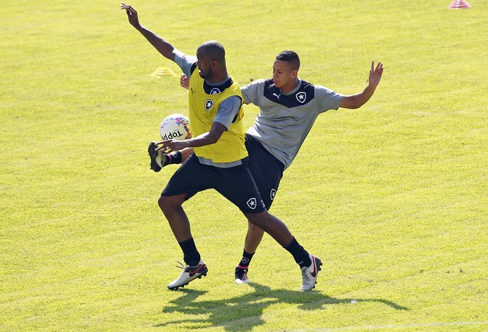 Airton, Fernandes, Botafogo (Foto: Vitor Silva/SSPress/Botafogo) Airton, Fernandes, Botafogo (Foto: Vitor Silva/SSPress/Botafogo)