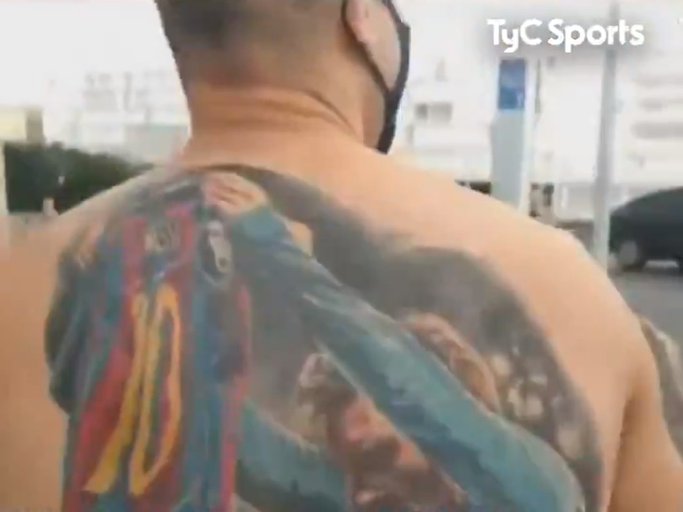 Brasileiro tem tatuagem enorme de Messi nas costas — Foto: Reprodução/TYC Sports