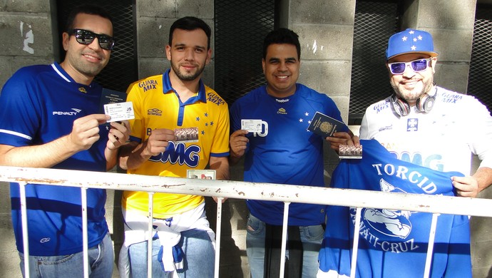 Torcedores do Cruzeiro compram ingressos para River x Cruzeiro, na Argentina (Foto: Marco Antônio Astoni)