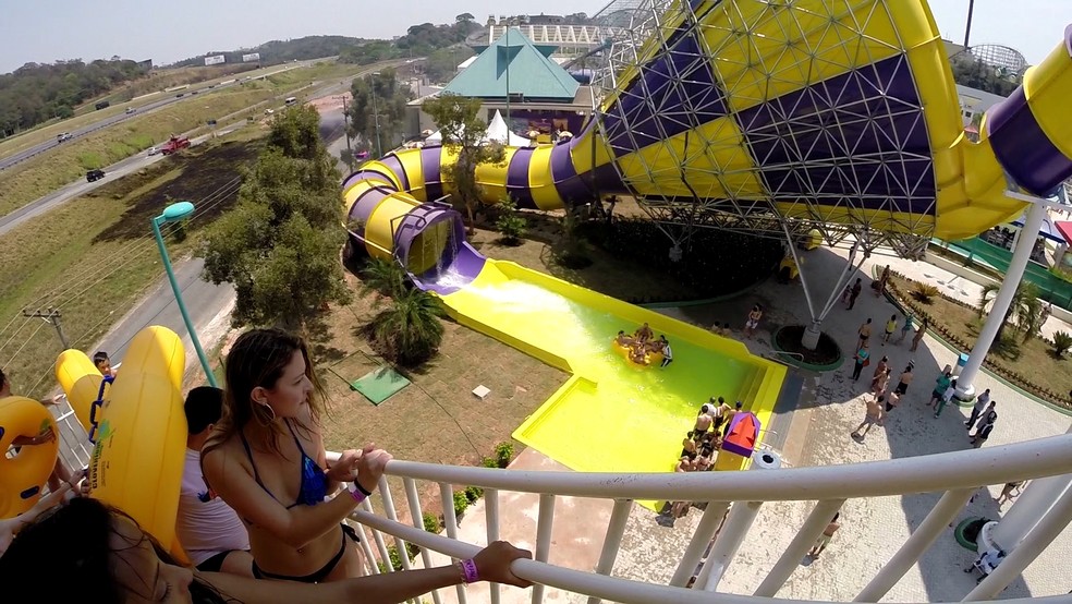 Toboágua do parque em SP que tem diâmetro equivalente a um prédio de seis andares — Foto: Natália de Oliveira/G1