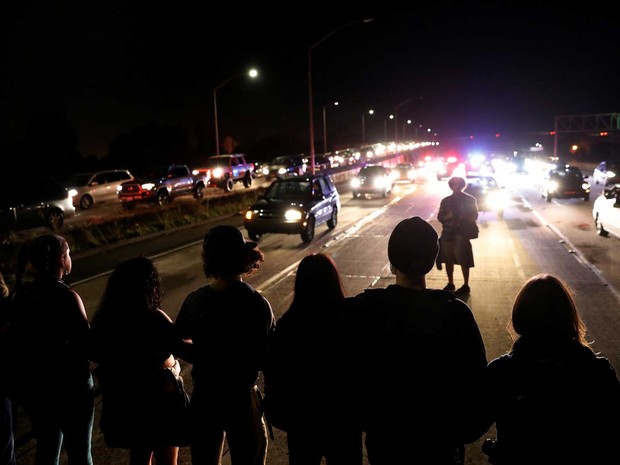 Manifestantes interrompem tráfego na Interestadual 580 em protesto contra a eleição de Donald Trump na noite de quinta-feira (10) (Foto: Stephen Lam/ Reuters) Manifestantes interrompem tráfego na Interestadual 580 em protesto contra a eleição de Donald Trump na noite de quinta-feira (10) (Foto: Stephen Lam/ Reuters)