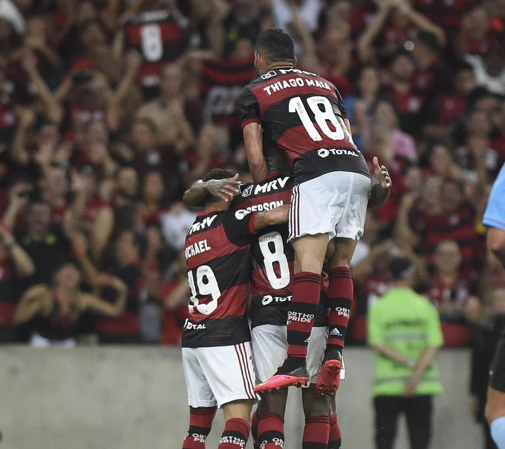 Gerson comemora o segundo gol na partida (o terceiro do Flamengo) junto com Michael e Thiago Maia — Foto: André Durão/GloboEsporte.com