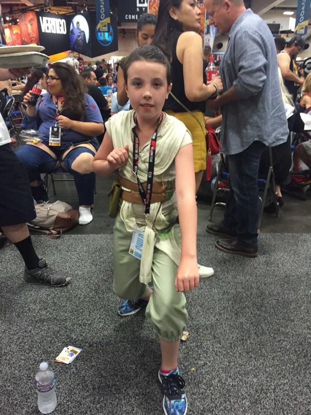 Menina fantasiada de Rey, do Star Wars, na Comic-Con (Foto: Casey Rackham / BuzzFeed)