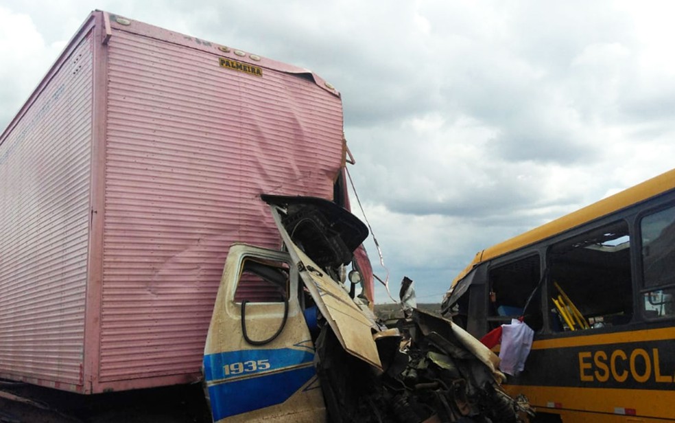 Carreta e ônibus que bateram na BR-116, na Bahia — Foto: Madalena Braga/TV Subaé