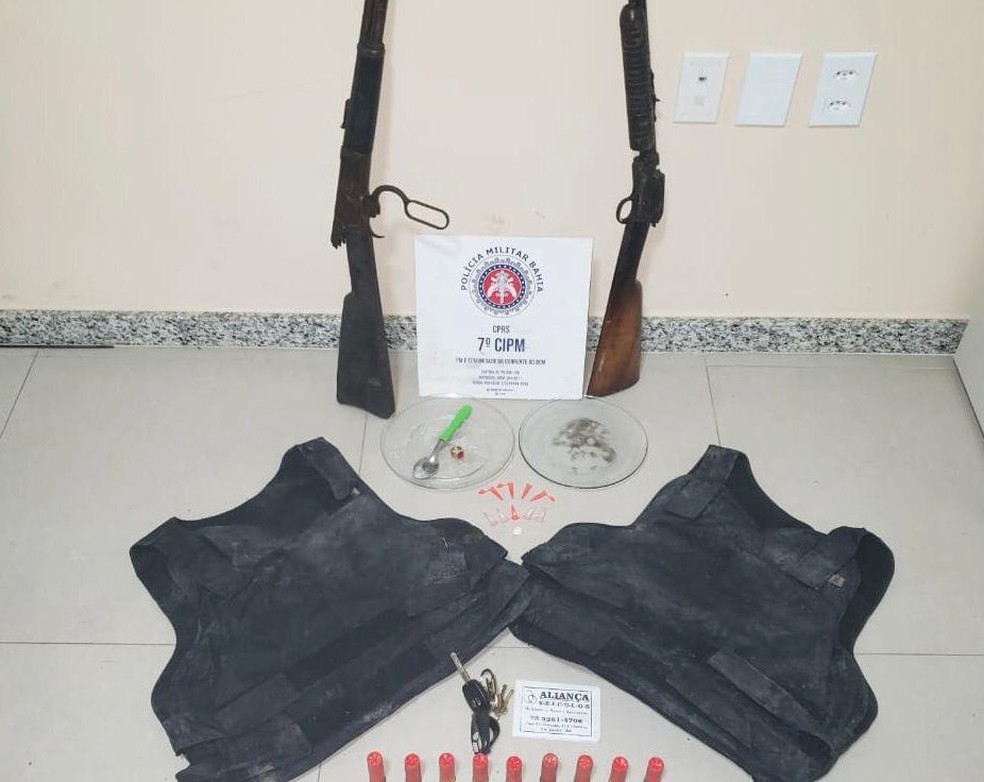 Dois jovens são presos e um adolescente é apreendido após perseguição policial na BA — Foto: PM/Divulgação