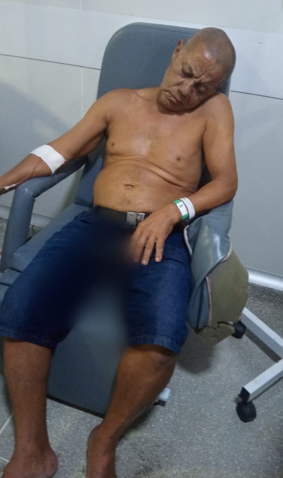 Aldo Deolinda da Silva na UPA do Tabuleiro do Martins, em Maceió, após sofrer uma queda em casa — Foto: Arquivo pessoal