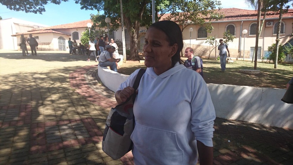 Auxiliar de enfermagem ajudou na retirada das crianças  (Foto: Júlia Martins / G1 )