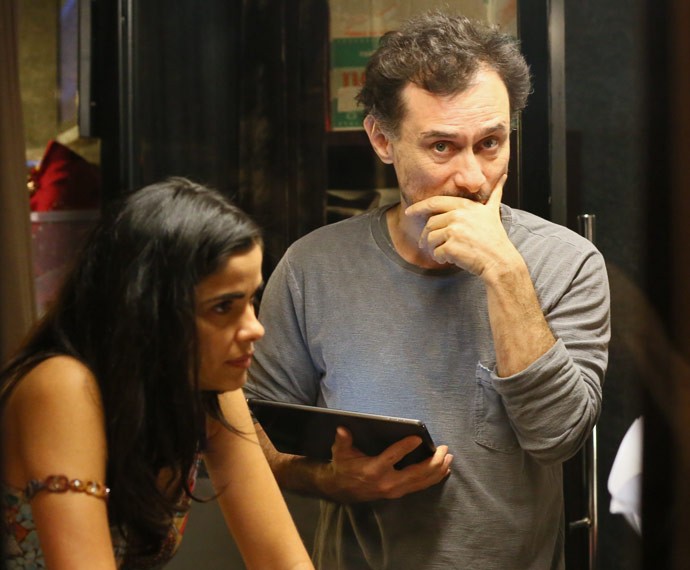 O diretor Enrique Diaz flagra a câmera do Gshow durante gravação (Foto: Isabella Pinheiro / Gshow)