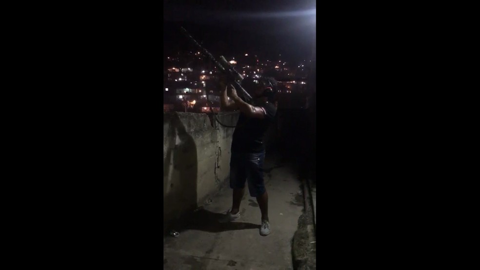 Traficante dá rajada com fuzil no Complexo do Alemão (Foto: Reprodução)