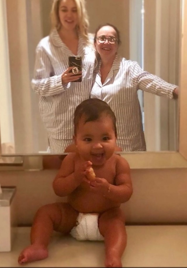Babá de filha de Khloé Kardashian, brasileira abre álbum de fotos com a família norte-americananorte-americanana web (Foto: Reprodução/Instagram)
