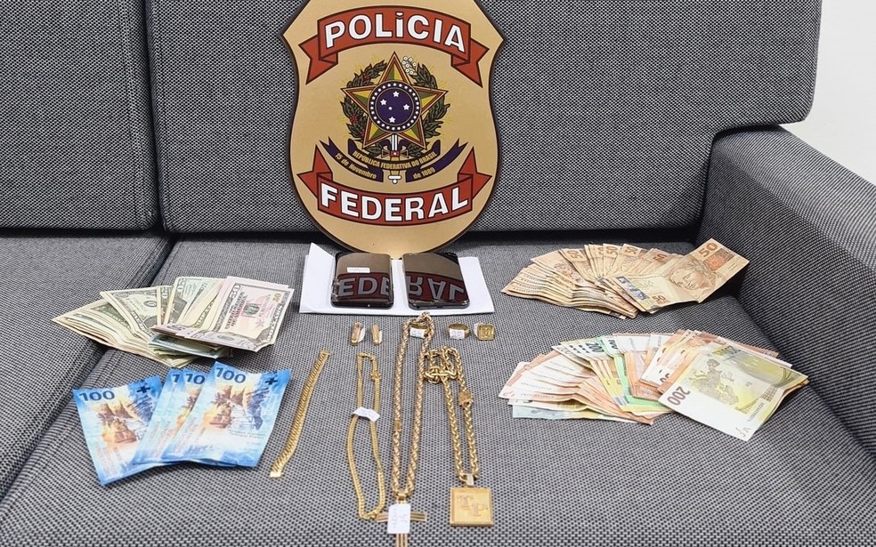 Foram apreendidos anéis, correntes, dinheiro e celulares — Foto: Polícia Federal/Divulgação