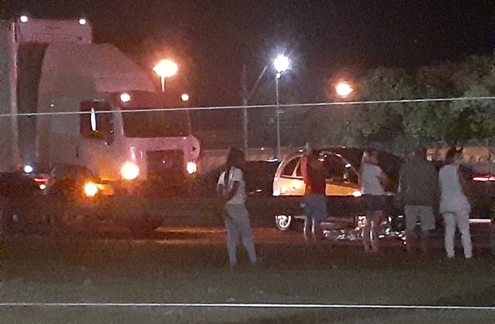 Uma pessoa morreu em atropelamento na Via Dutra em São José dos Campos — Foto: Giovanna Madureira/TV Vanguarda