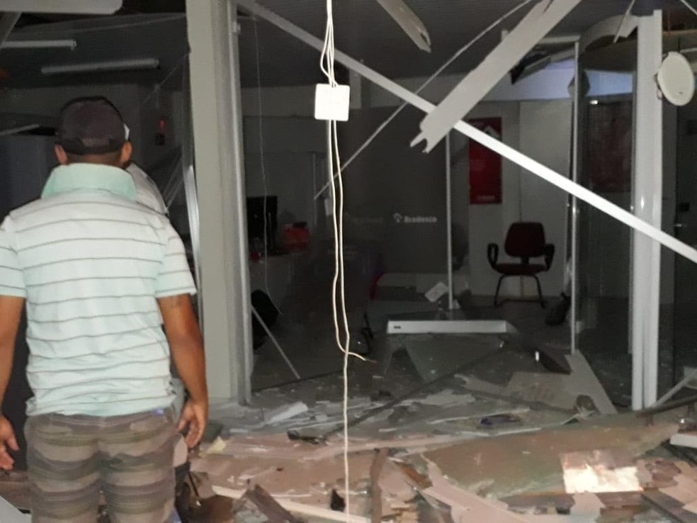 Grupo explode caixas eletrônicos de bancos e tenta arrombar Correios no Piauí. (Foto: Reprodução/WhatsApp)