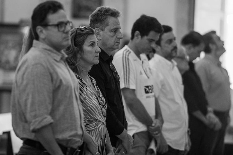 Rodrigo Dunshee e Rodolfo Landim em missa em homenagem às vítimas do incêndio no Ninho — Foto: Paula Reis / Flamengo