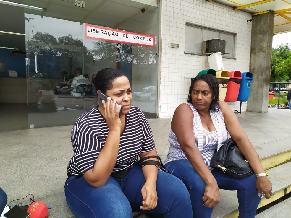 Gláucia Mota (esquerda) foi ao IML acompanhada por uma amiga para poder liberar o corpo da mãe — Foto: Alba Valéria Mendonça/G1