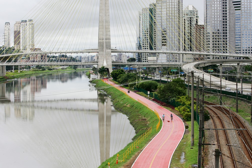 Foto de arquivo mostra ciclistas na manh&atilde; de um domingo em S&atilde;o Paulo, na ciclovia da Marginal Pinheiros, Zona Sul da cidade de S&atilde;o Paulo &mdash; Foto: Felipe Rau/Ag&ecirc;ncia Estado