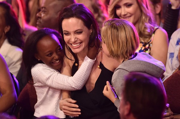 A atriz Angelina Jolie com duas de suas filhas (Foto: Getty Images)