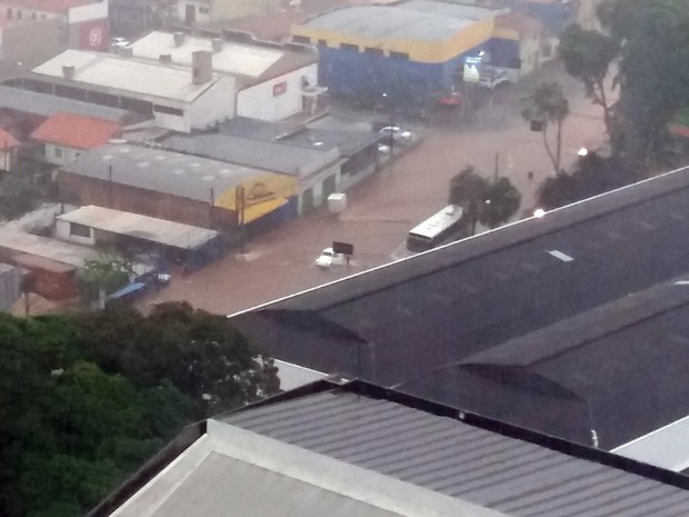 Avenida Armando de Salles Oliveira tomada pela enxurrada em Piracicaba (Foto: Hildeberto Jr./G1)